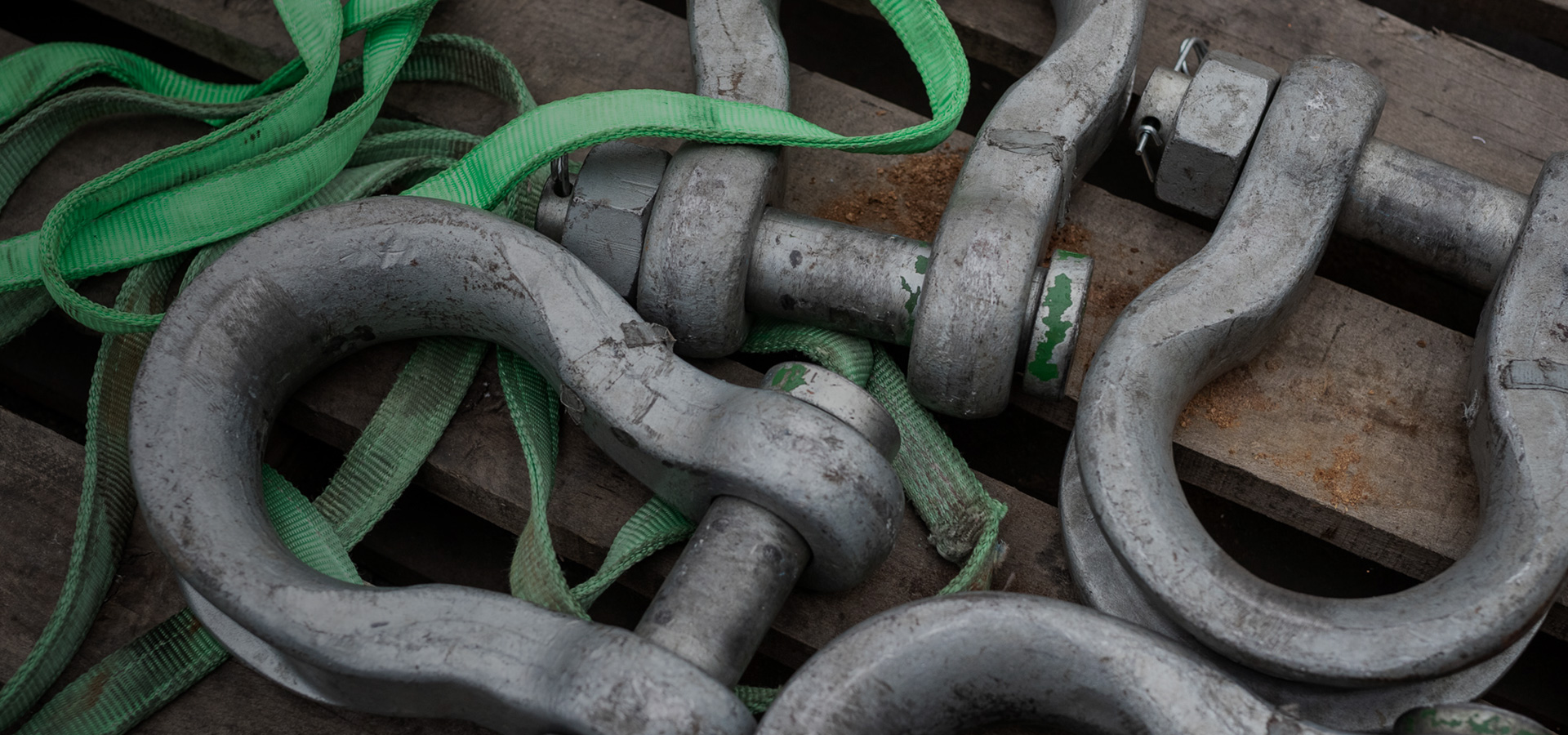 Metallgriffe im Hintergrund der Kennzahl (Foto)