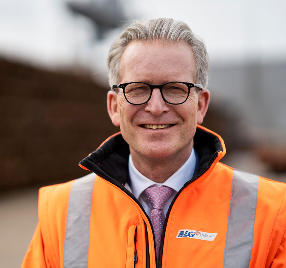 Einzelportrait Michael Blach in oranger Schutzjacke (Foto)