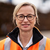 Einzelportrait Ulrike Riedel in oranger Schutzjacke (Foto)