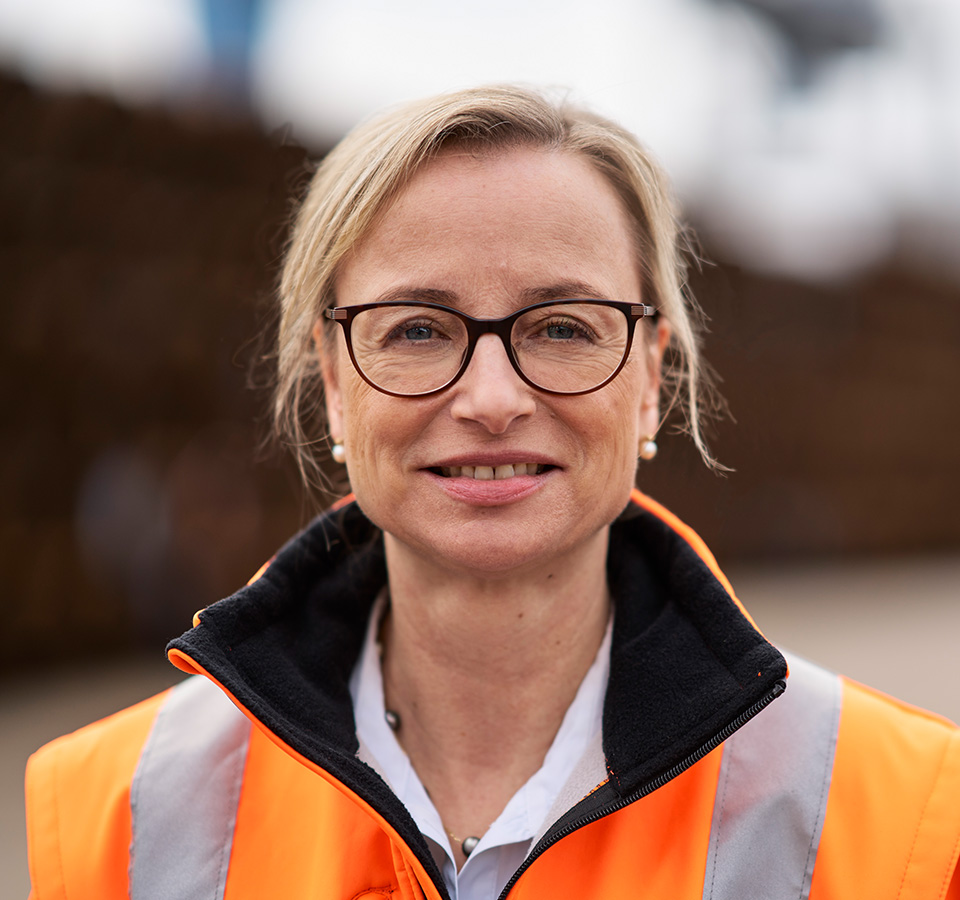 Einzelportrait Ulrike Riedel in oranger Schutzjacke (Foto)