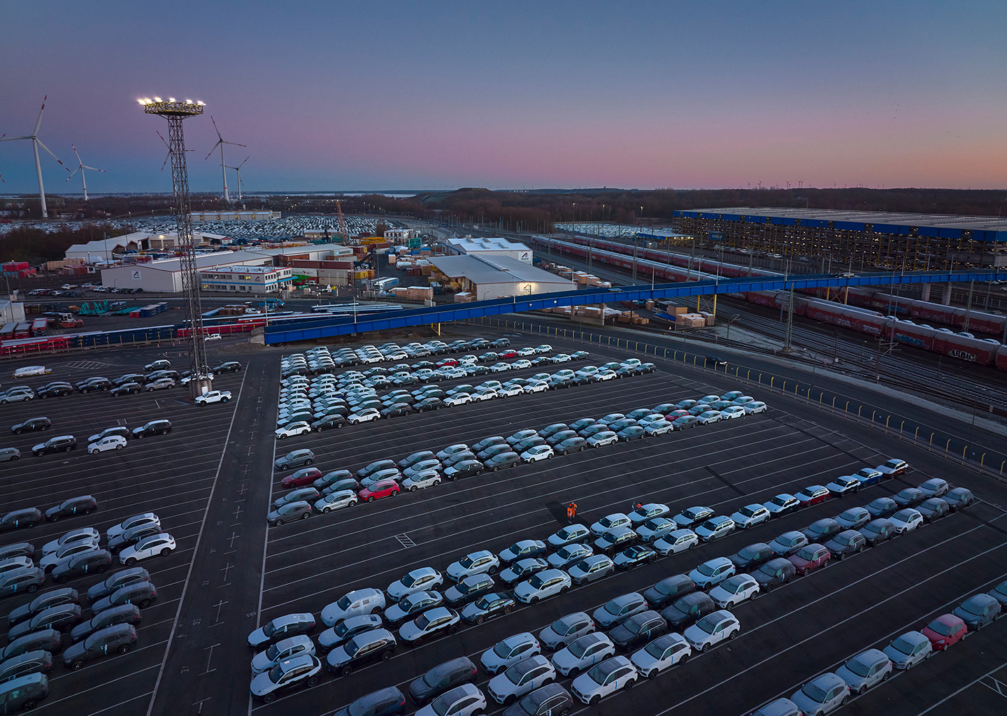 Blick auf geparkte Autos im Hafen (Foto)