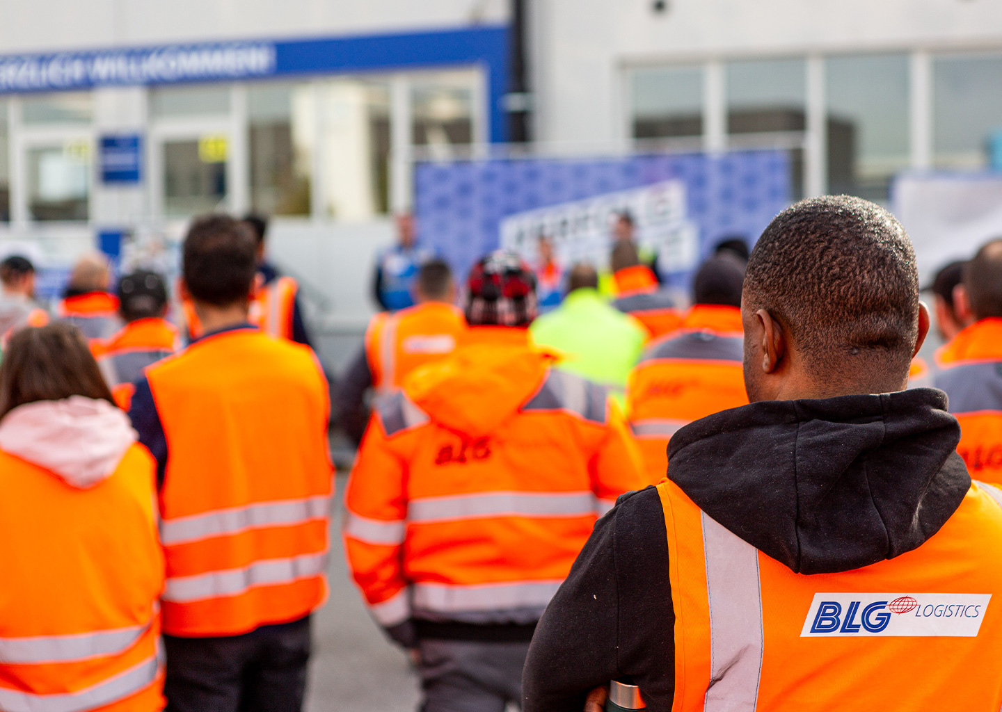 Menschen in BLG Schutzjacken von hinten fotografiert (Foto)