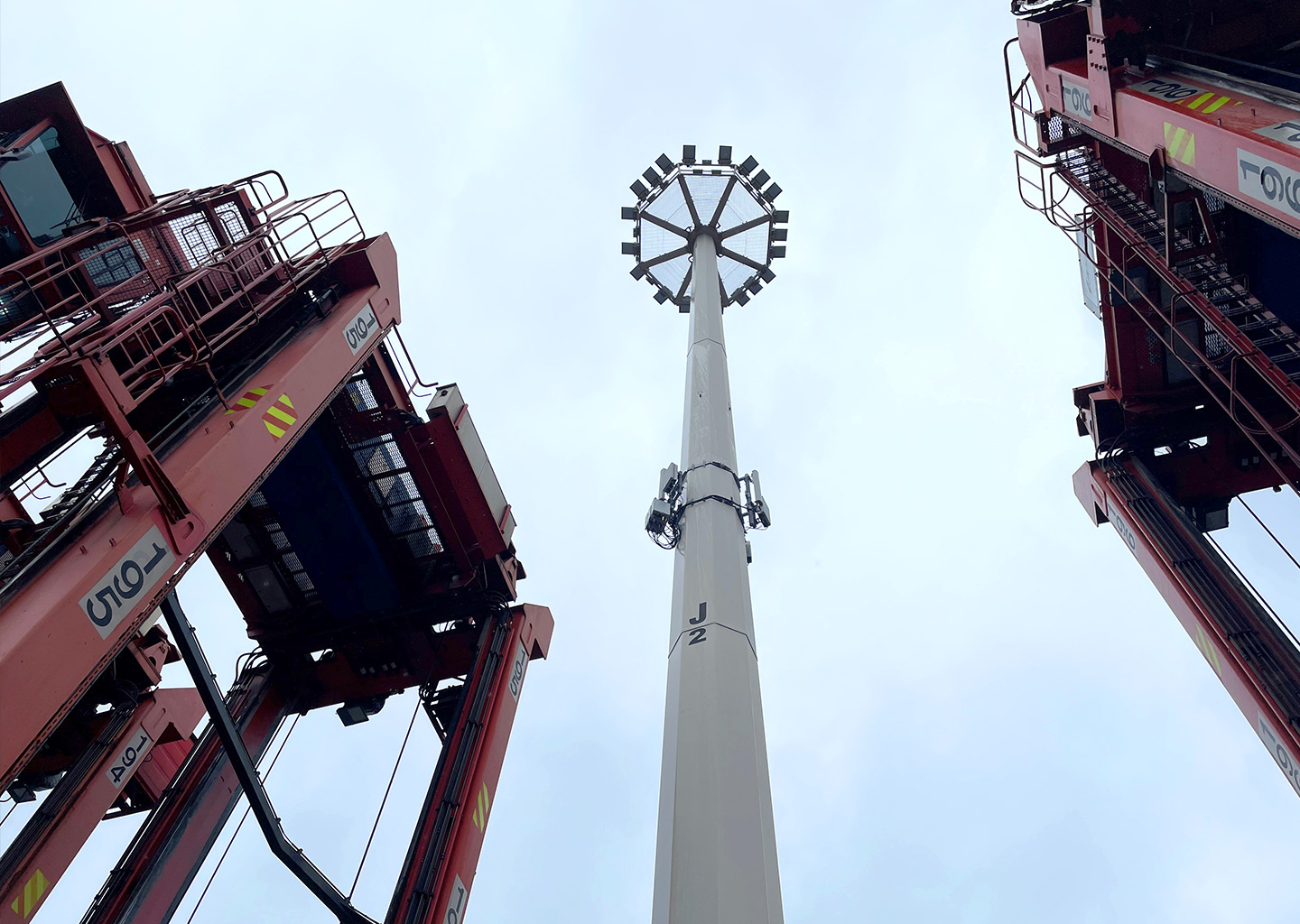 Ein 5G-Turm vom Boden aus fotografiert (Foto)