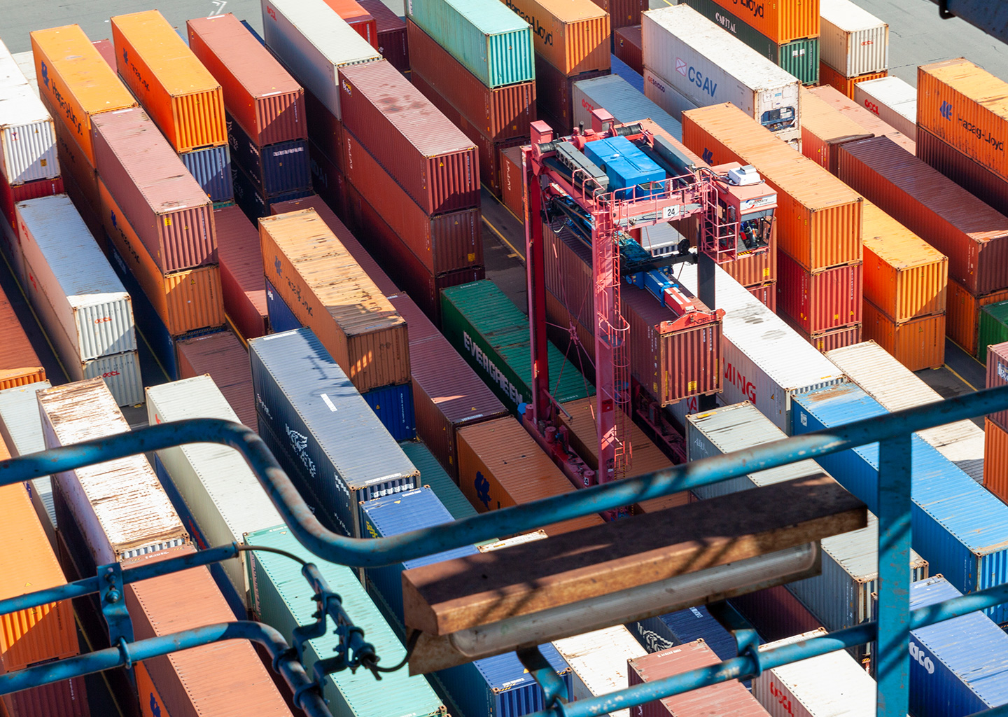 Bunte Container im Hafen (Foto)