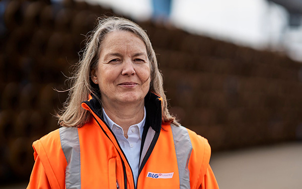 Individual Portrait of Christine Hein in an orange safety jacket (Photo)