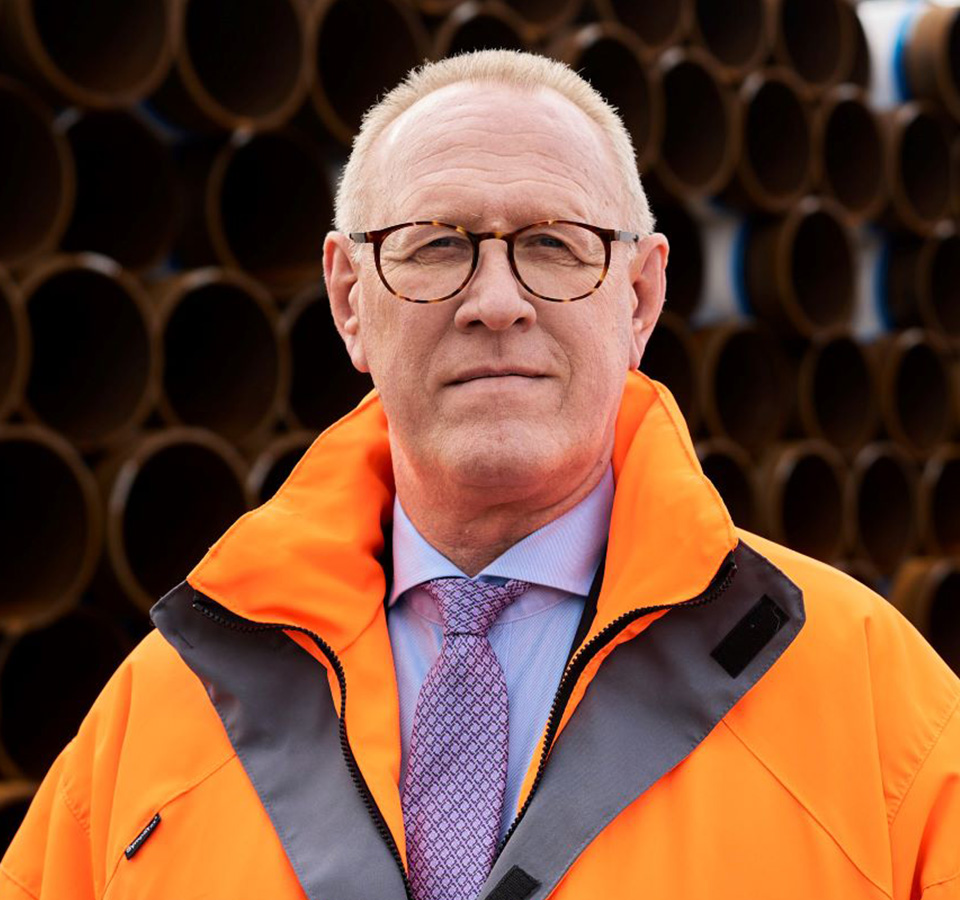 Individual Portrait of Frank Dreeke in an orange safety jacket (Photo)