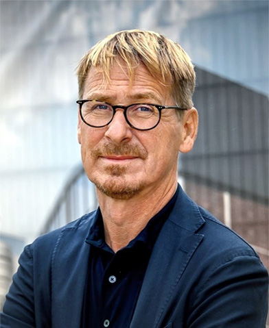 Individual Portrait of Klaus Meier (Photo)