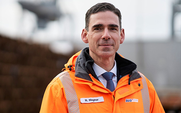 Individual Portrait of Matthias Magnor in an orange safety jacket (Photo)