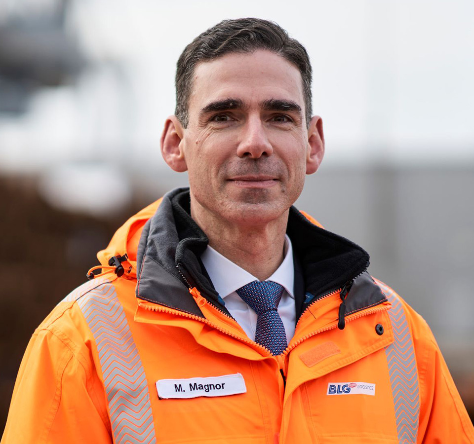 Individual Portrait of Matthias Magnor in an orange safety jacket (Photo)