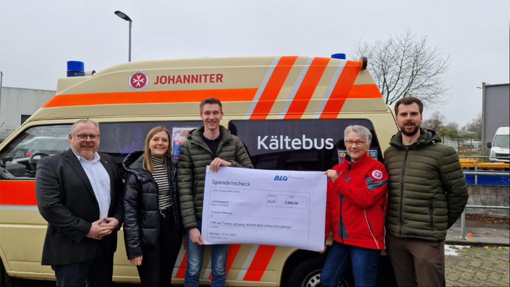 Five people at the presentation of a donations cheque for the Bremer Kältebus (Photo)