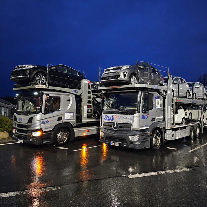 Truck that is being loaded with cars (Photo)