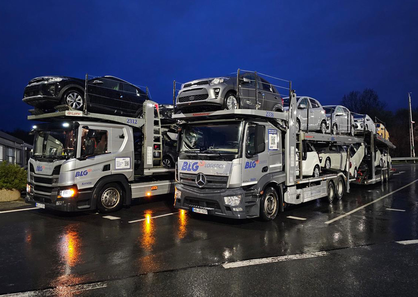 Truck that is being loaded with cars (Photo)