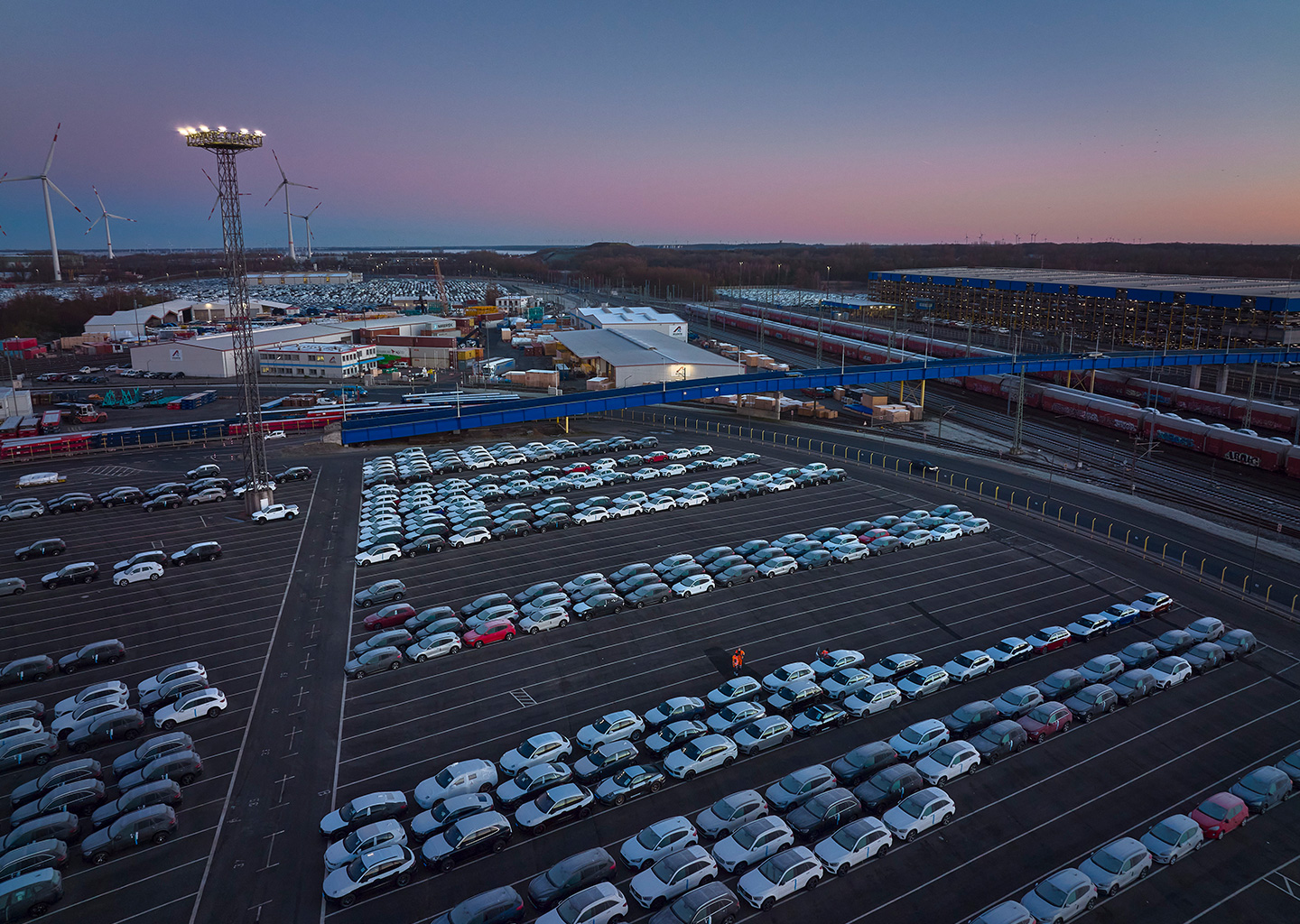 View of parked cars in the port (Photo)