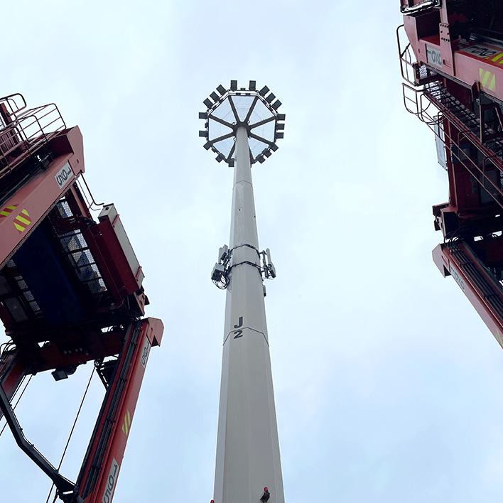 A 5G tower photographed from the ground (Photo)