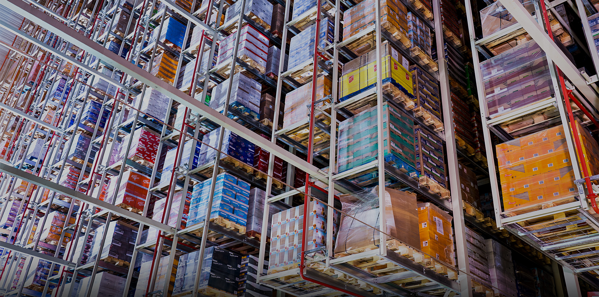 Colorful pallets in a warehouse (Photo)