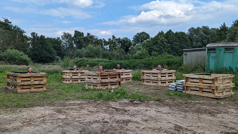 Bau und Konstruktion der Hochbeete durch tatkräftige Trainees (Foto)