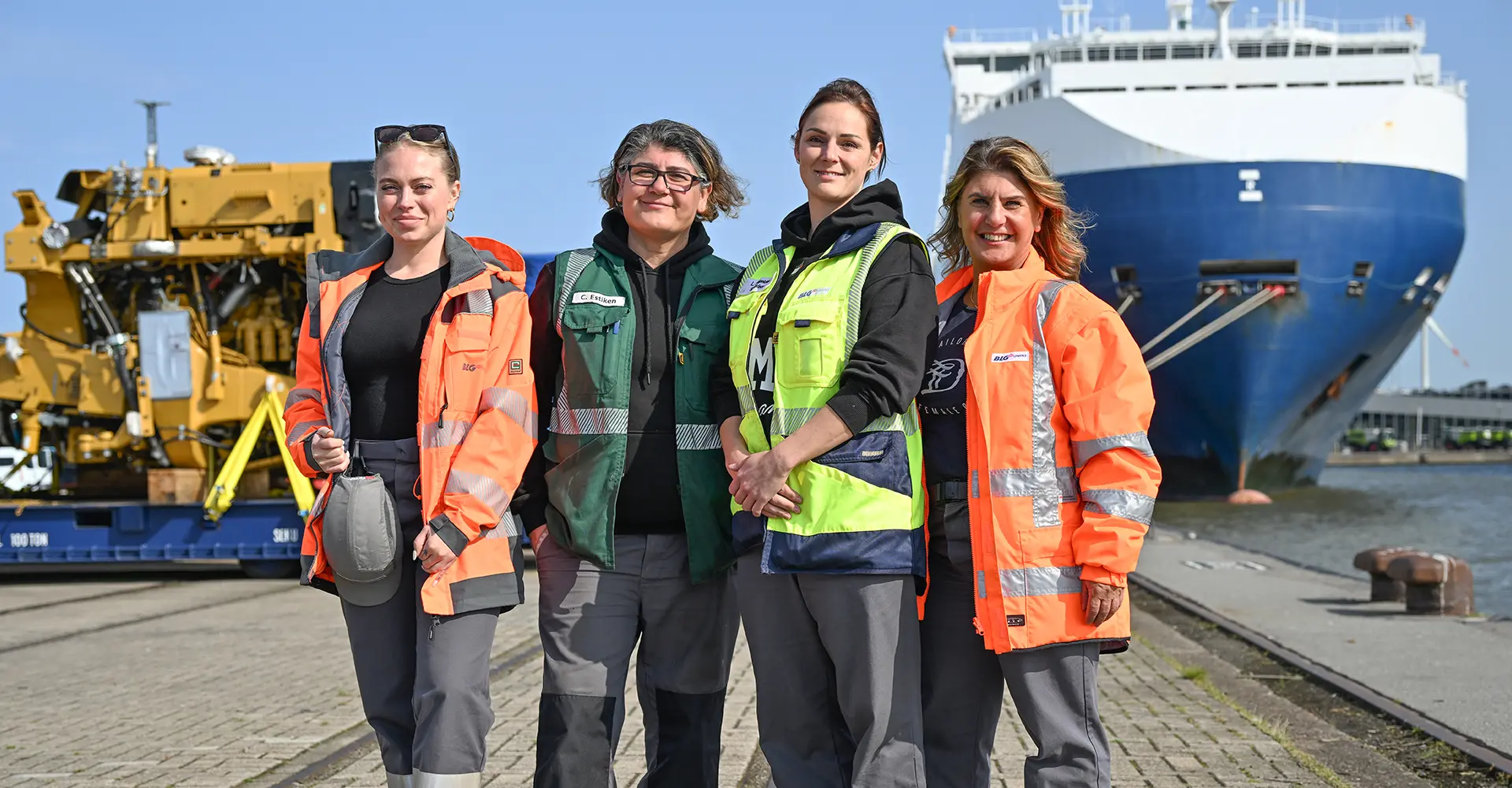 Vier Frauen in Arbeitskleidung am Hafen (Foto)