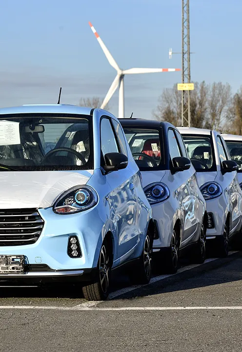 Autos in Weiß hintereinander geparkt (Foto)