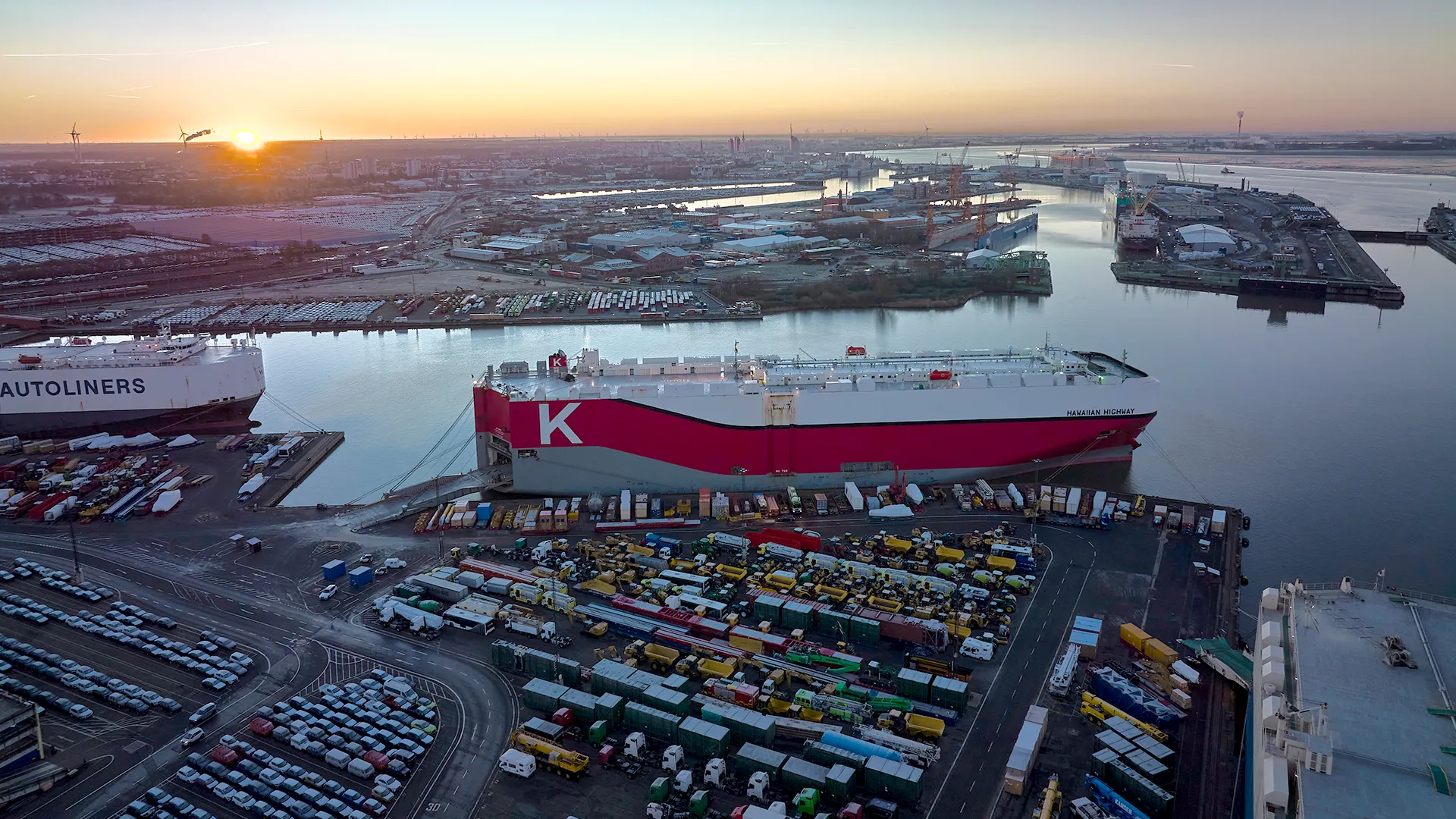 Luftaufnahme vom Hafen mit Sonnenuntergang (Foto)