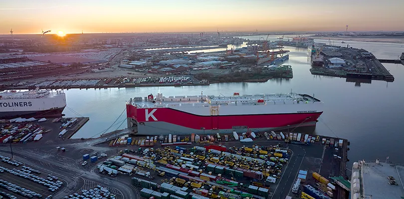 Vorschaubild, Luftaufnahme vom Hafen mit Sonnenuntergang (Foto)