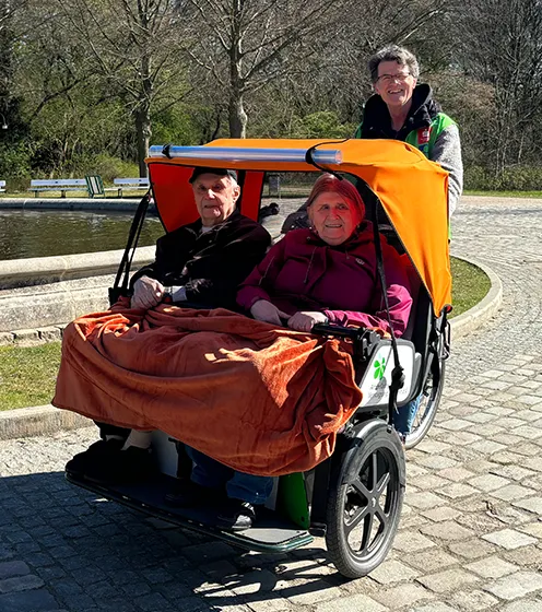 Vorschaubild, Senioren Paar in Transportfahrzeug blicken fröhlich in die Kamera (Foto)