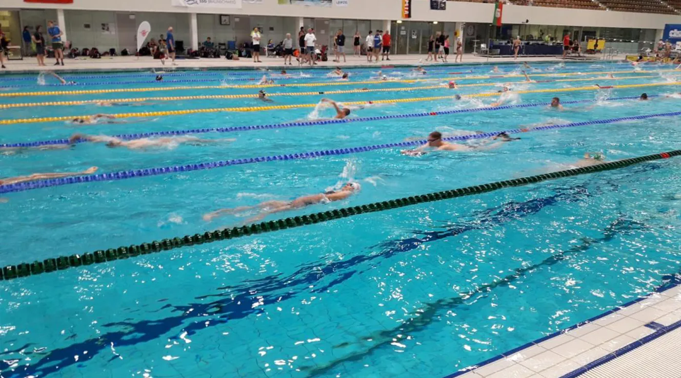 Personen beim Langstrecken Schwimmen im Schwimbad (Foto)