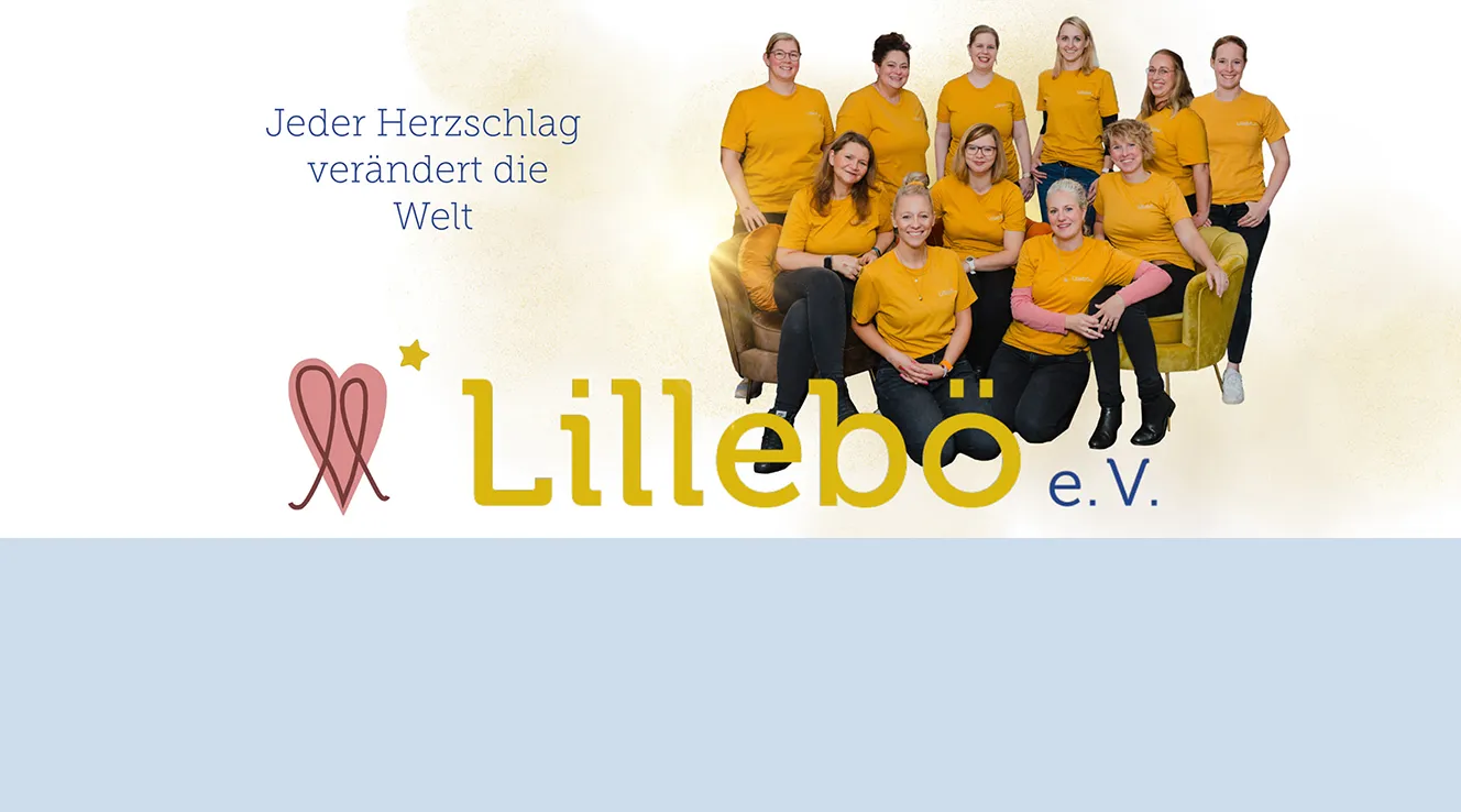 Lillebö Gruppenfoto in orangen T-shirts und Logoschriftzug (Foto)