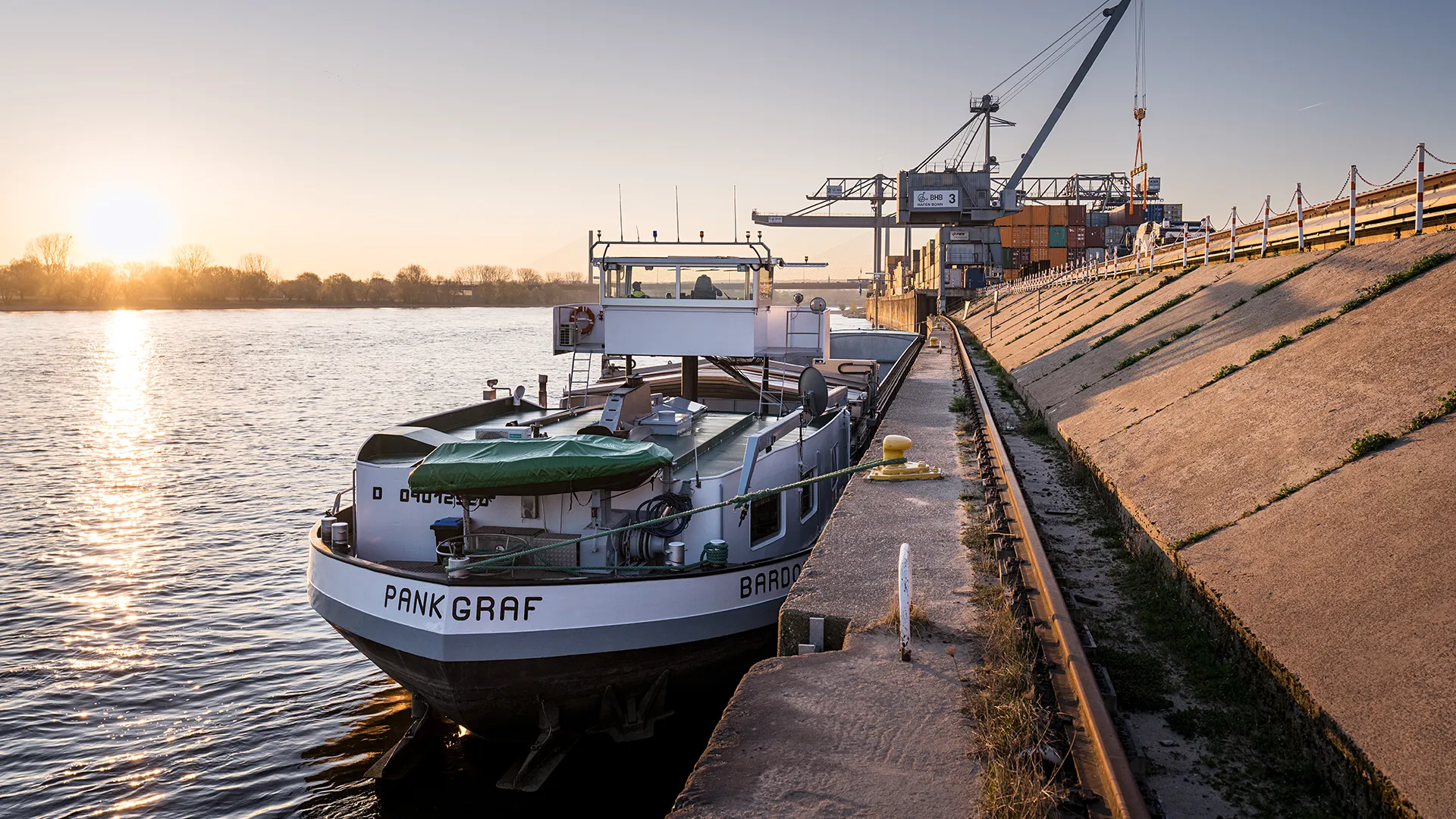 Boot am Hafen mit Sonnenuntergang (Foto)