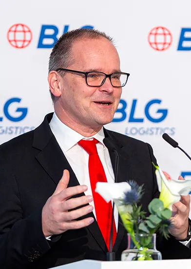 Grant Hendrik Tonne at a lectern (Photo)