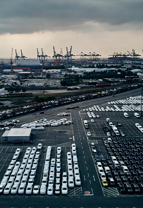Aerial view of the harbor with ample parking and many vehicles (Photo)