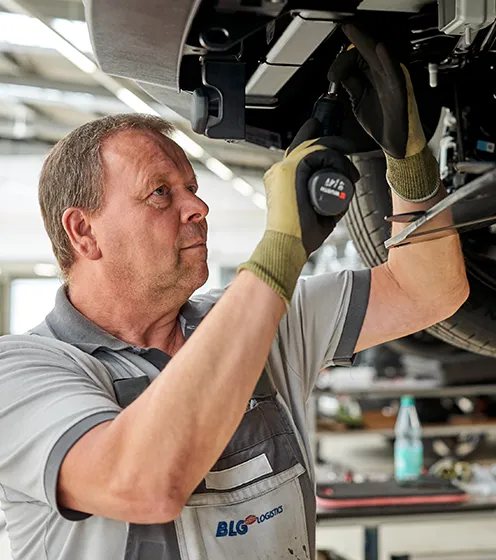 Preview image, mechanic working underneath a vehicle (Photo)