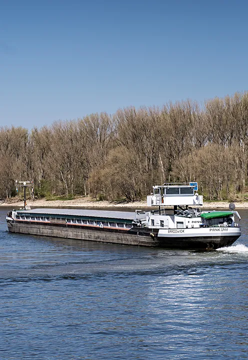 Inland vessel on a river (Photo)